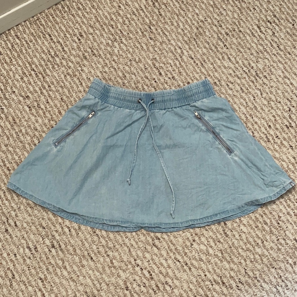 Fabletics draw string Jean skirt.